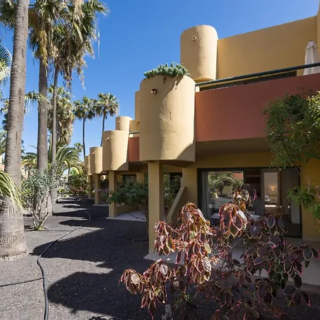 Home2book Pool & Tennis Court Cozy Apt, شقة