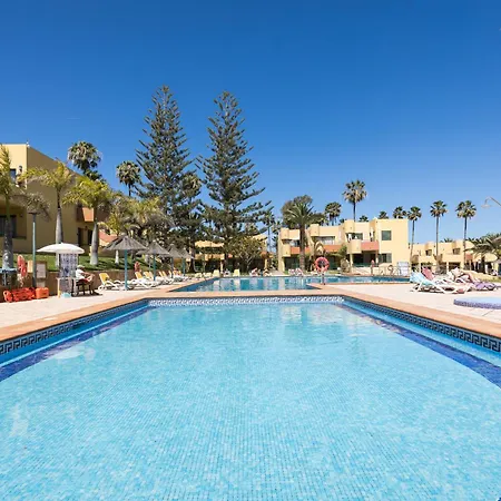 Home2book Pool & Tennis Court Cozy Apt, شقة